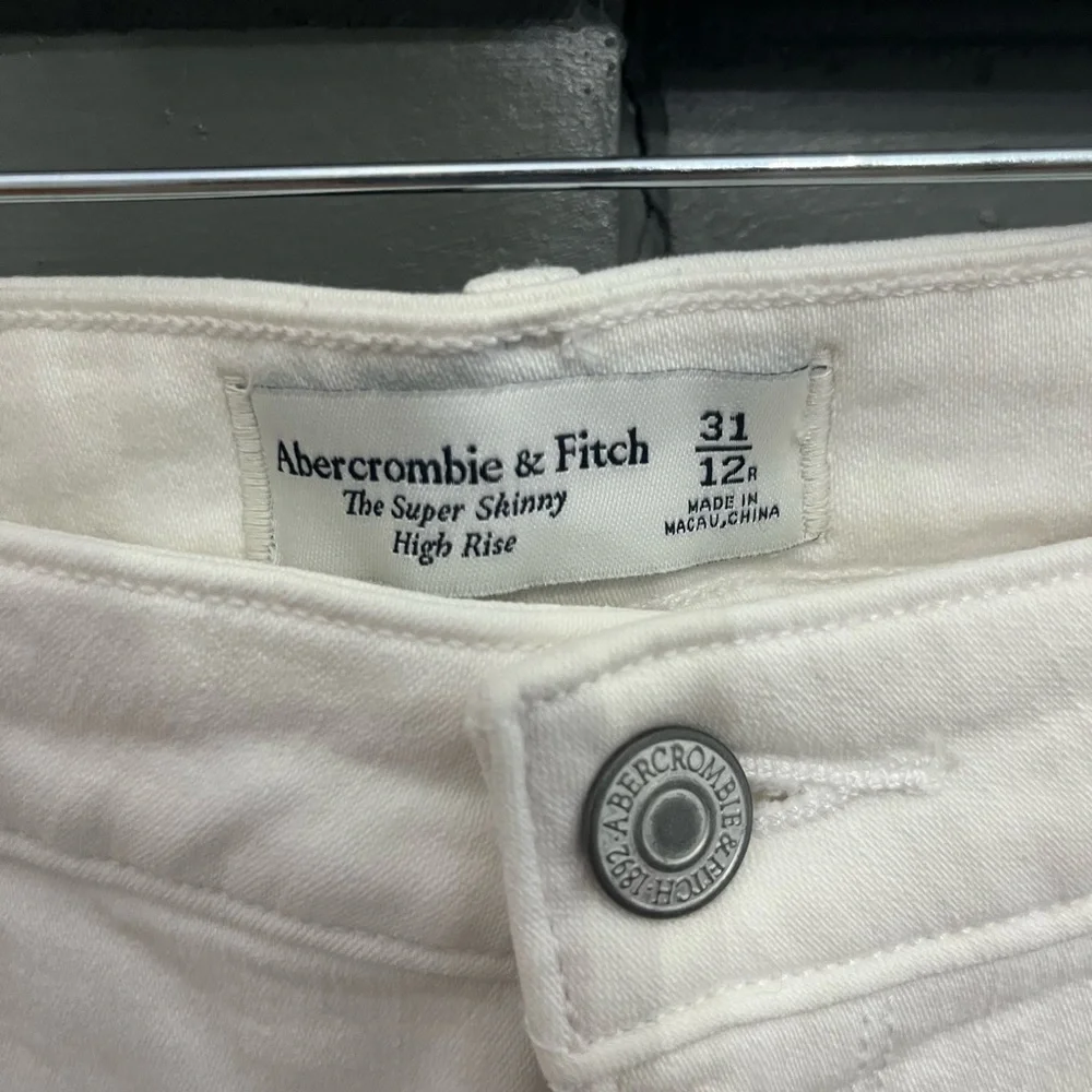 Abercrombie High Rise Super Skinny Jeans - Destroyed White color - size 31/12R - Picture 4 of 4